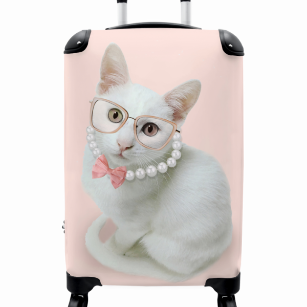 Koffer kat met parelketting en bril.