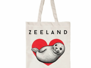 Boodschappen tas met de tekst Zeeland en een zeehondje in een hartje.