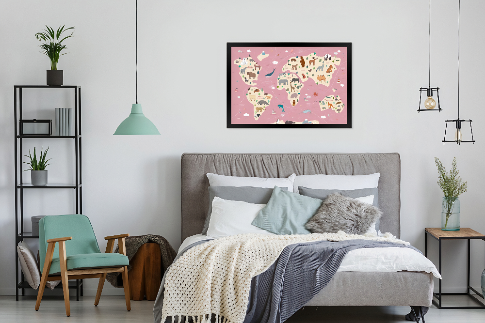 Wereldkaart Roze met wilde dieren.Kinderkamer.Meisje.
