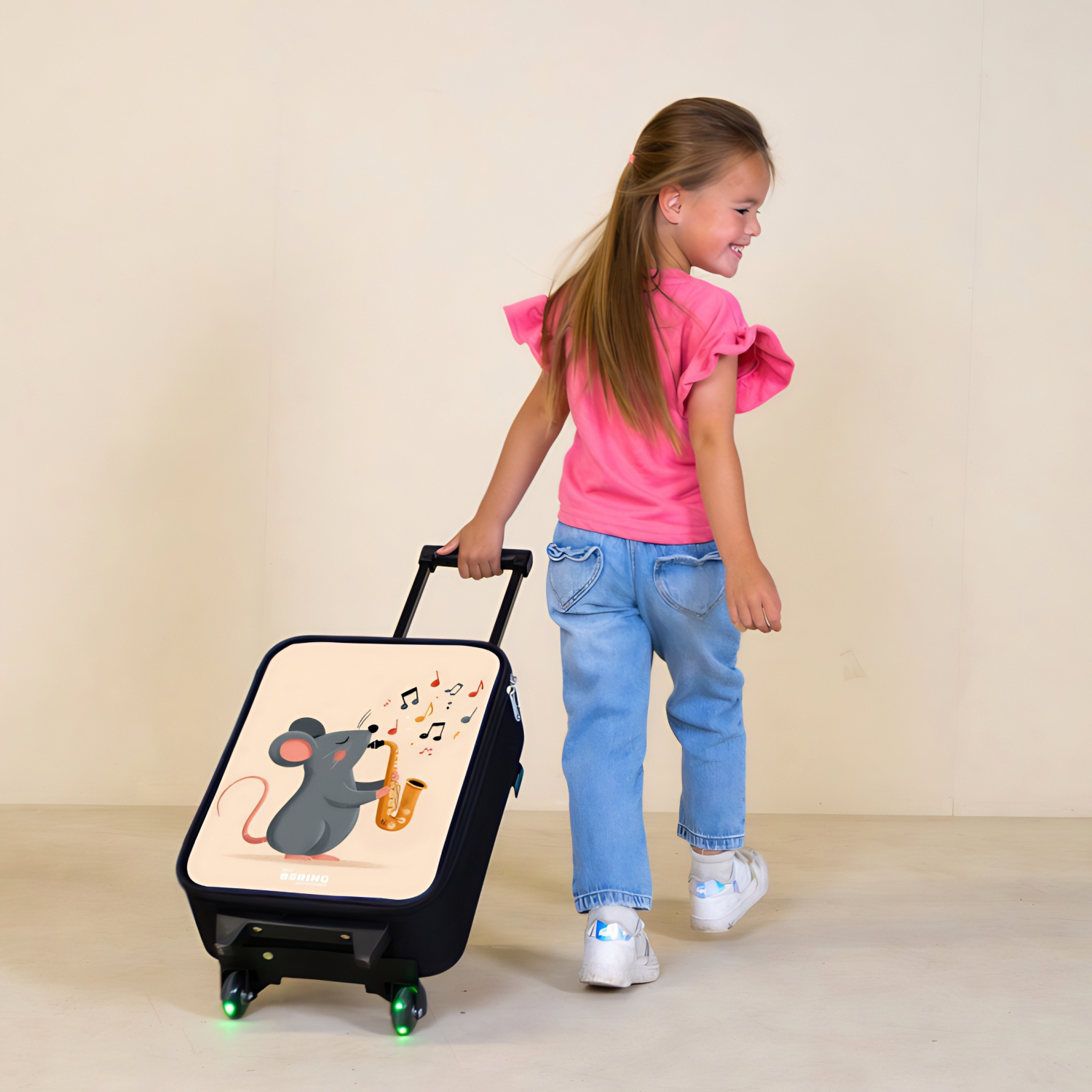 Grijze muis met saxofoon koffer